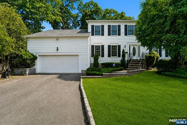 $804,000 | 62 Parkway, Rochelle Park, NJ 07662