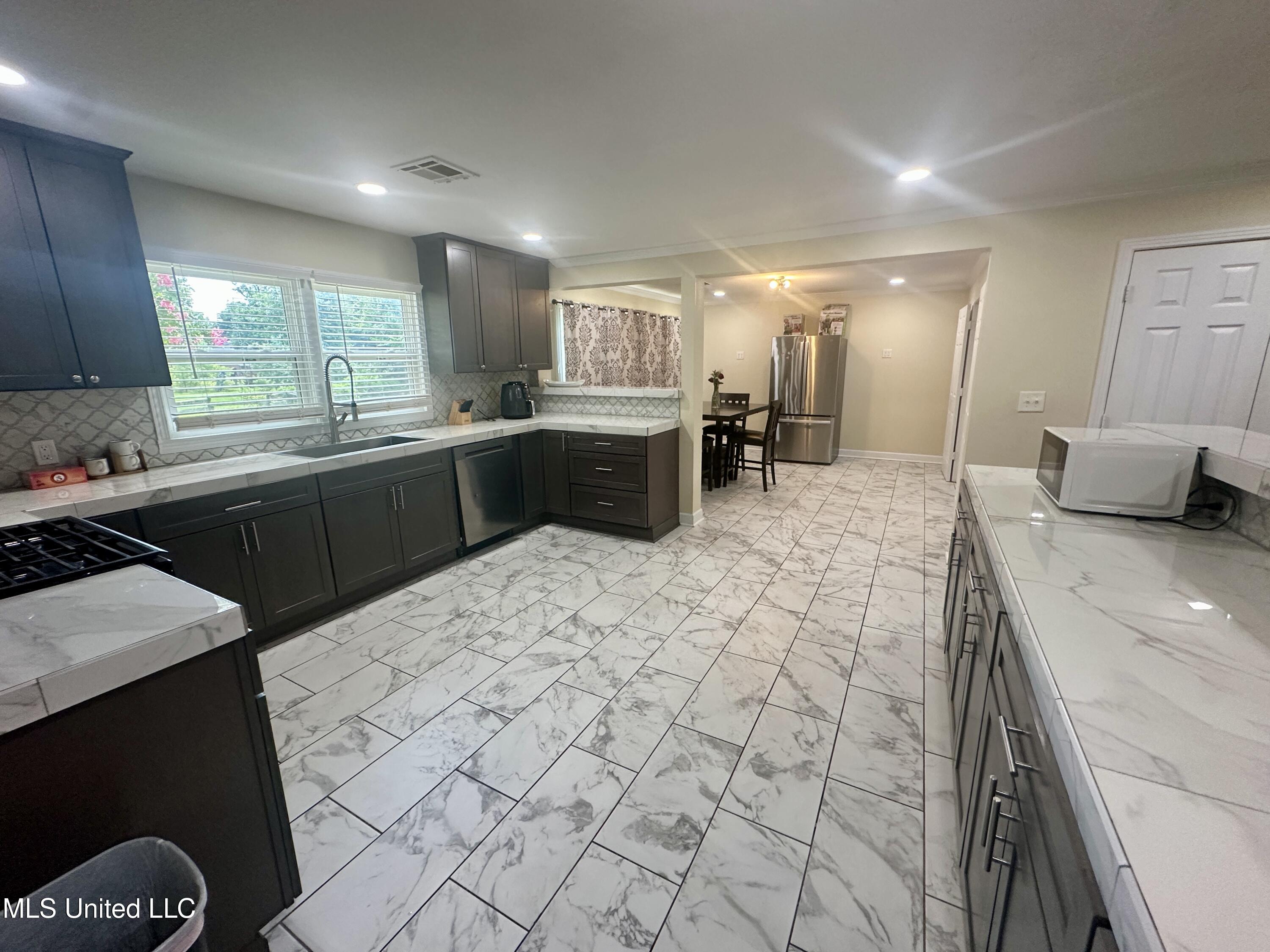 609 South 5th Avenue Cleveland, MS 38732 - Photo 2 of 19 IMG_0854