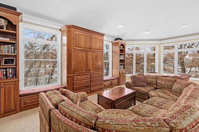 $1,100,000 | 2 Crocus Lane, North Oaks, MN 55127