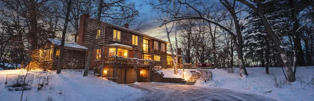 $1,100,000 | 2 Crocus Lane, North Oaks, MN 55127