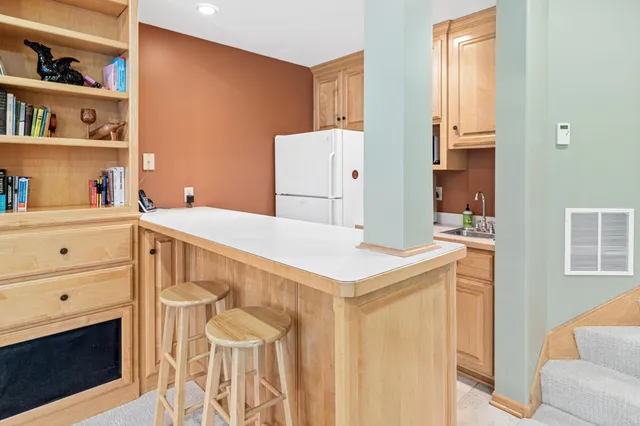 $1,100,000 | 2 Crocus Lane, North Oaks, MN 55127