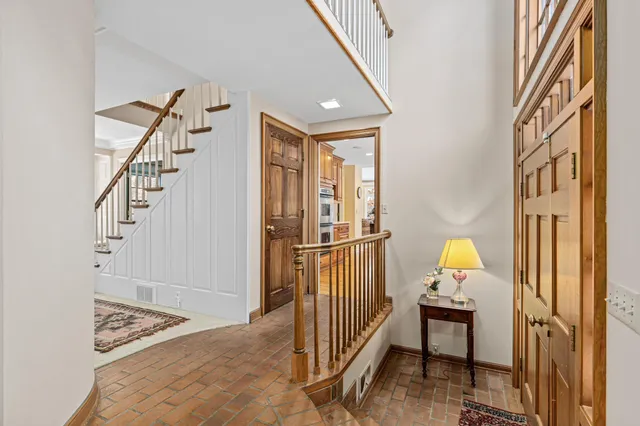 $1,100,000 | 2 Crocus Lane, North Oaks, MN 55127