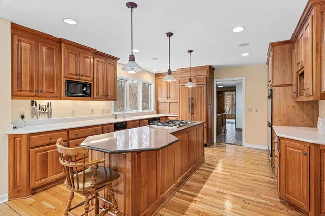 $1,100,000 | 2 Crocus Lane, North Oaks, MN 55127