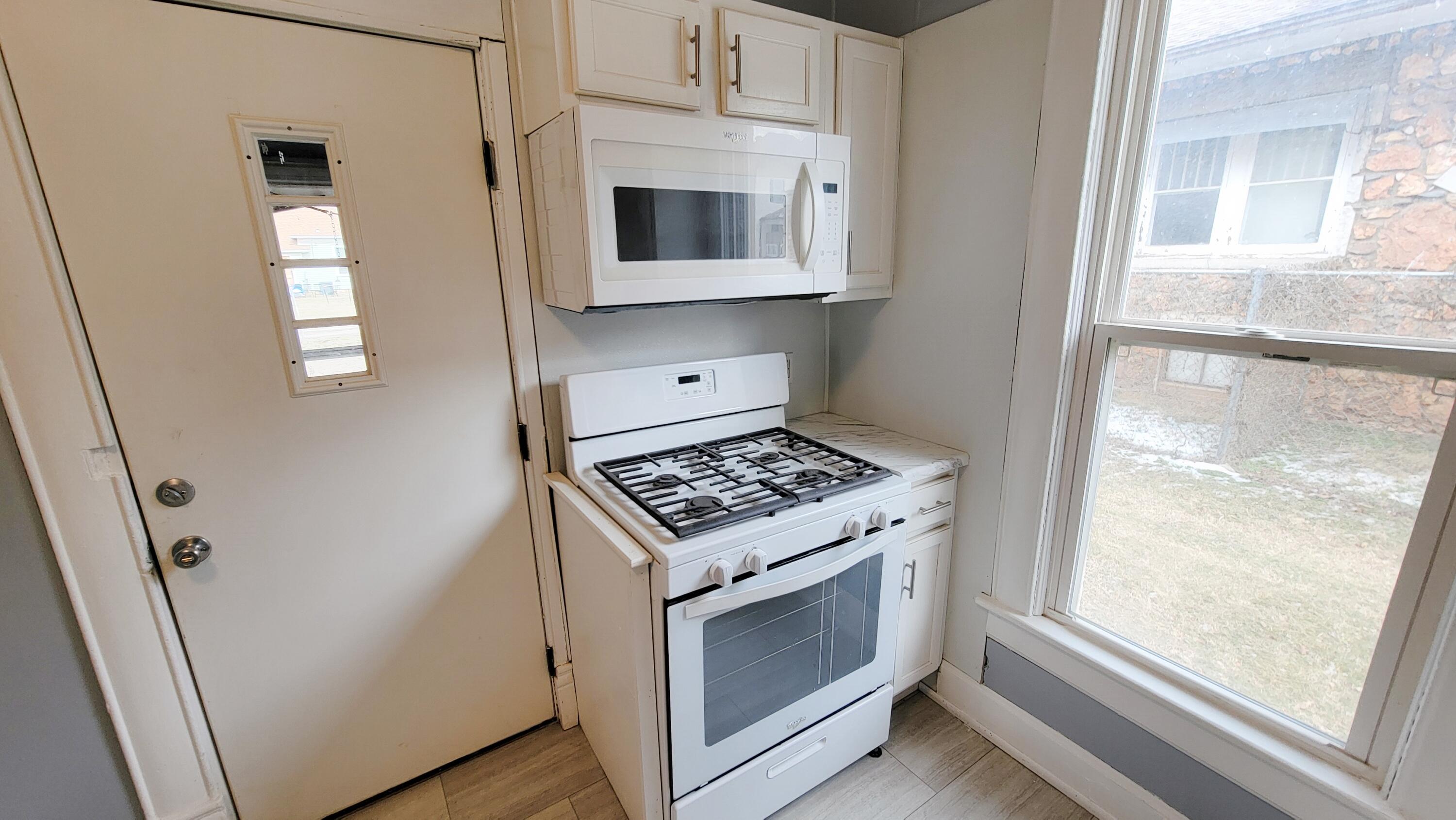 941 West Brower Street Springfield, MO 65802 - Photo 4 of 12 20250214_115158 (1)