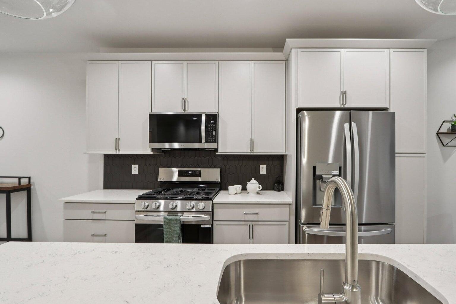 405 Falcon Ridge Drive, Unit 16 Burlington, WI 53105 - Photo 7 of 33 Kitchen 5