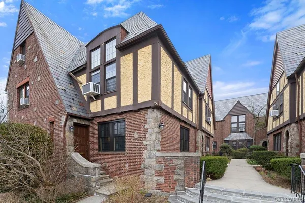 $389,900 | 35-05 167th Street, Unit 1 | Murray Hill - Flushing