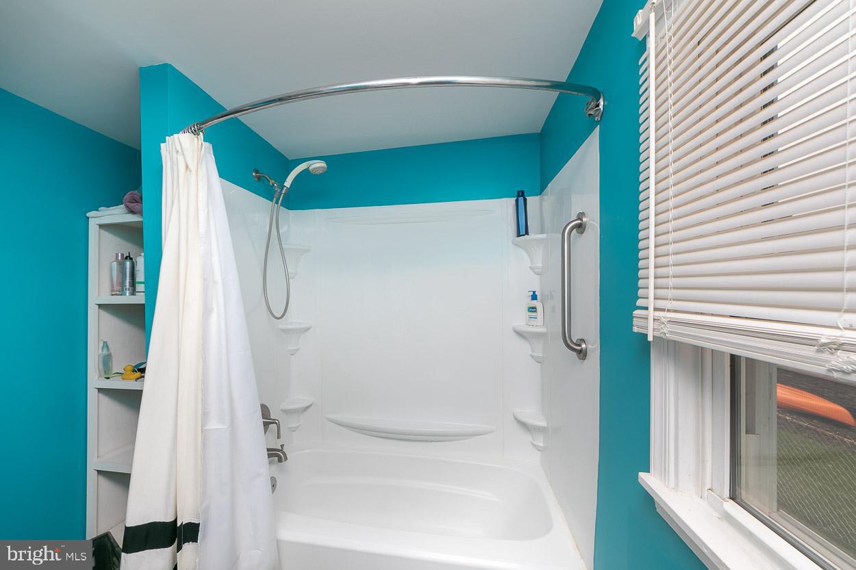 1225 Seneca Road Middle River, MD 21220 - Photo 20 of 33 Main Floor Full Bath!