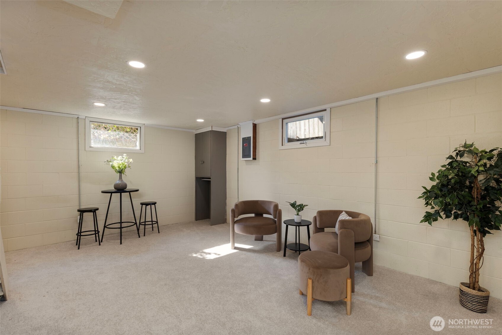 212 Willow Street Bremerton, WA 98310 - Photo 17 of 33 a living room with furniture