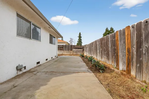 a view of a backyard with pathway
