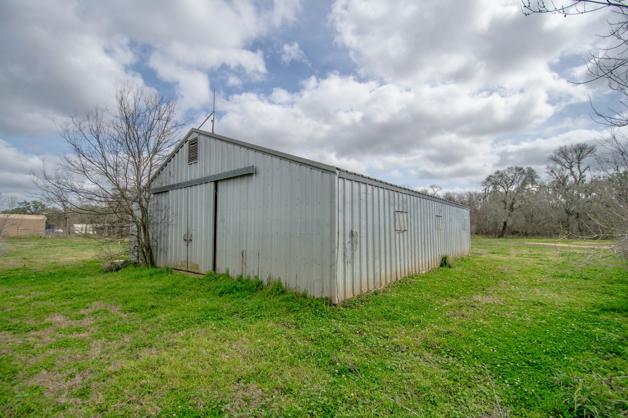 2801 County Road 444 Angleton, TX 77515 - Photo 30 of 38 a backyard of a house with lots of green space