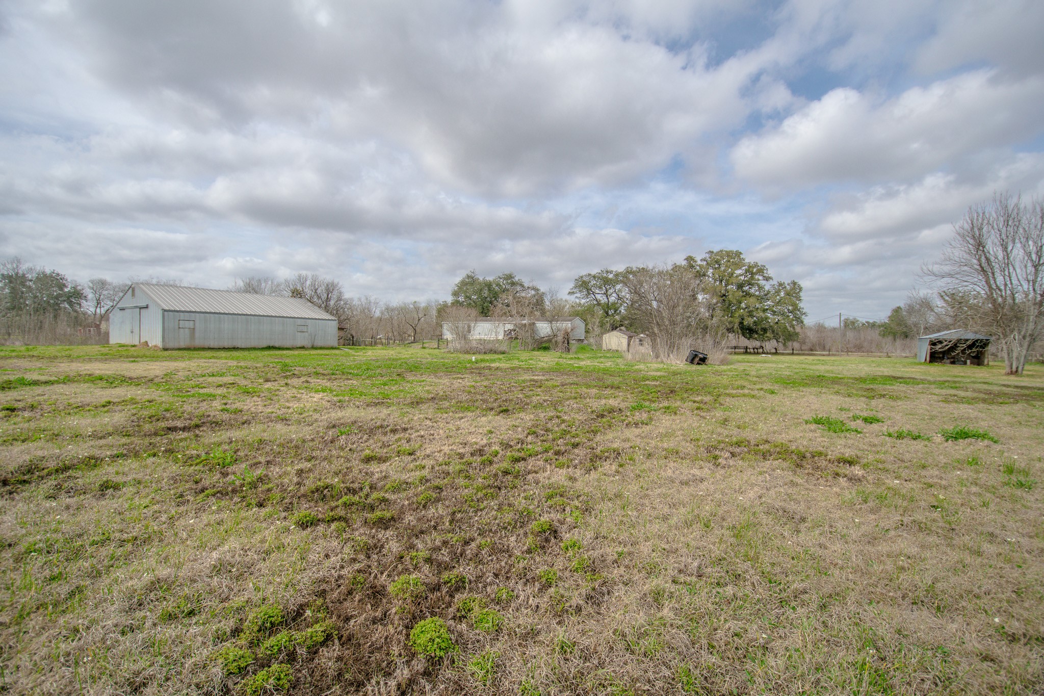 2801 County Road 444 Angleton, TX 77515 - Photo 33 of 37 a view of a field with an ocean