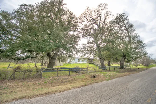 $305,000 | 2801 County Road 444, Angleton, TX 77515