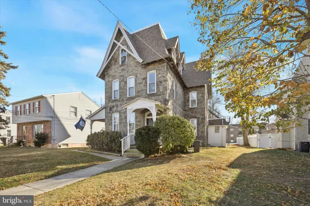 $1,695 | 222 Henderson Avenue, Unit 3, Ridley Park, PA 19078