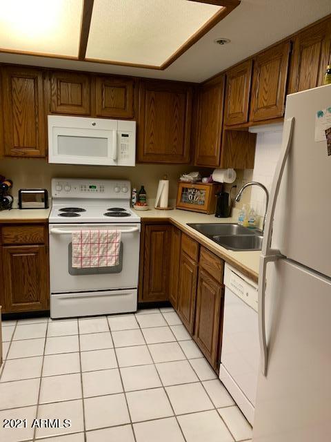 7860 East Camelback Road, Unit 310 Scottsdale, AZ 85251 - Photo 16 of 17 Scottsdale Shadows 310 - Kitchen