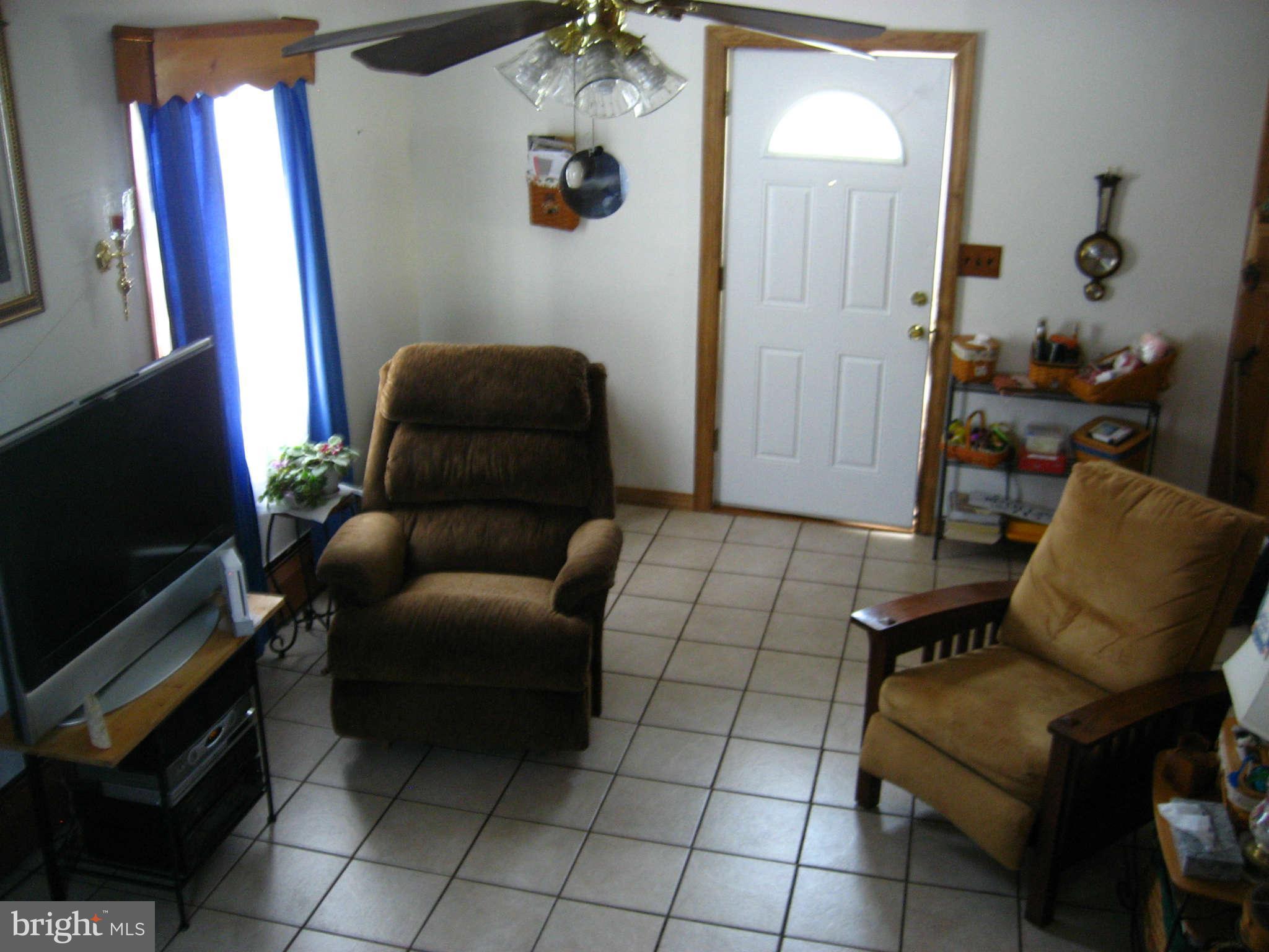 1224-7 Seven Oaks Road Baltimore, MD 21227 - Photo 3 of 28 Living Room