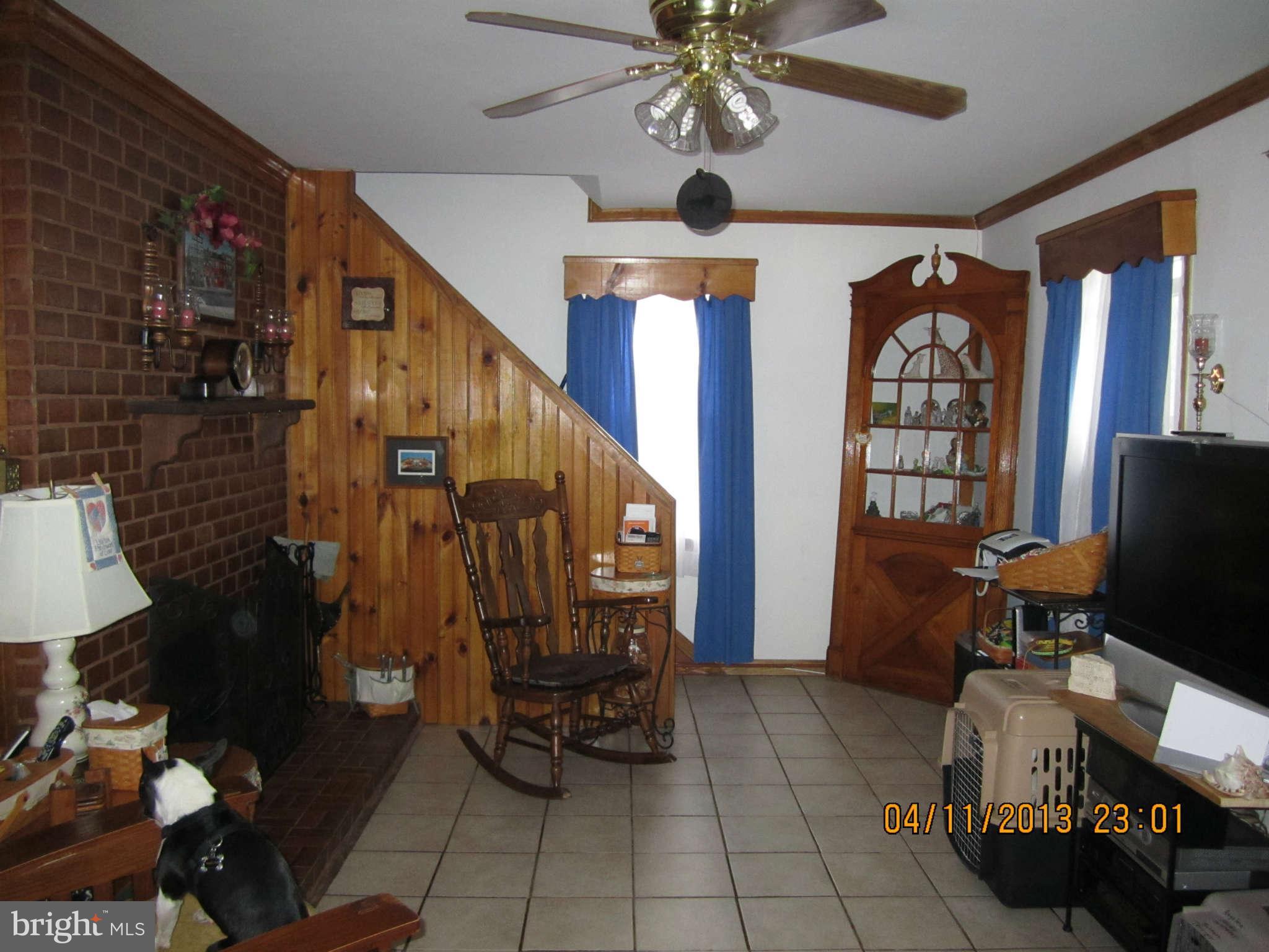 1224-7 Seven Oaks Road Baltimore, MD 21227 - Photo 5 of 28 Living Room