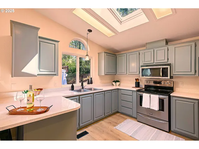 $359,900 | 39474 Highway 58, Lowell, OR 97452