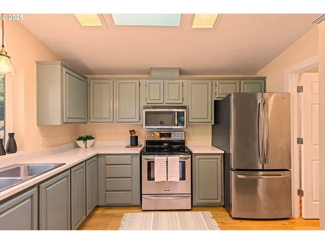 $359,900 | 39474 Highway 58, Lowell, OR 97452