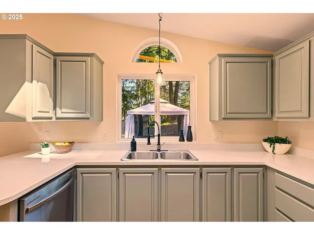 $359,900 | 39474 Highway 58, Lowell, OR 97452