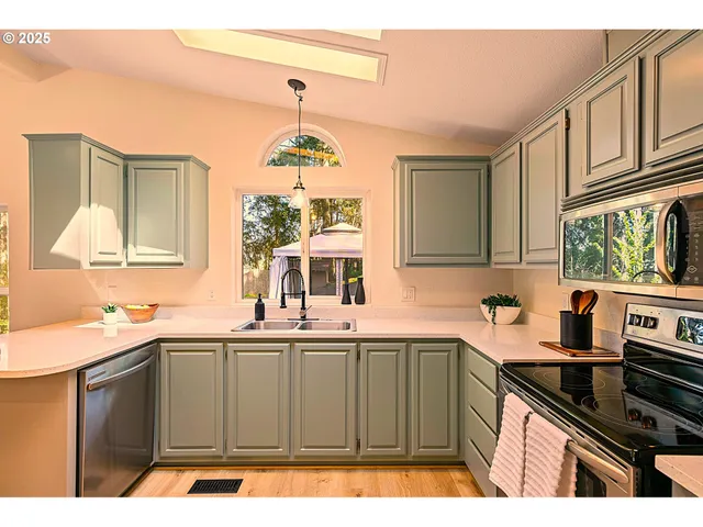 $359,900 | 39474 Highway 58, Lowell, OR 97452