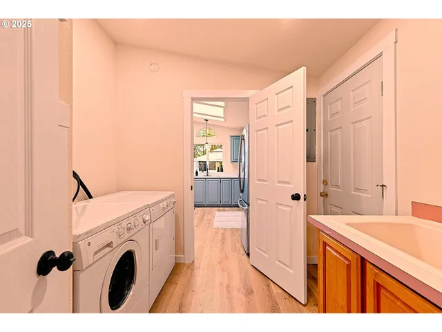 $359,900 | 39474 Highway 58, Lowell, OR 97452