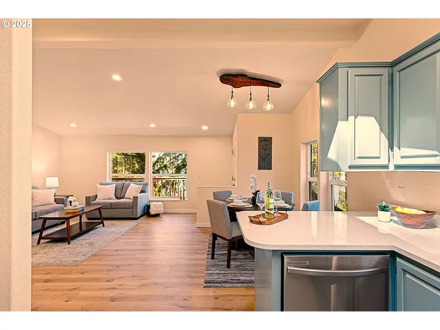 $359,900 | 39474 Highway 58, Lowell, OR 97452