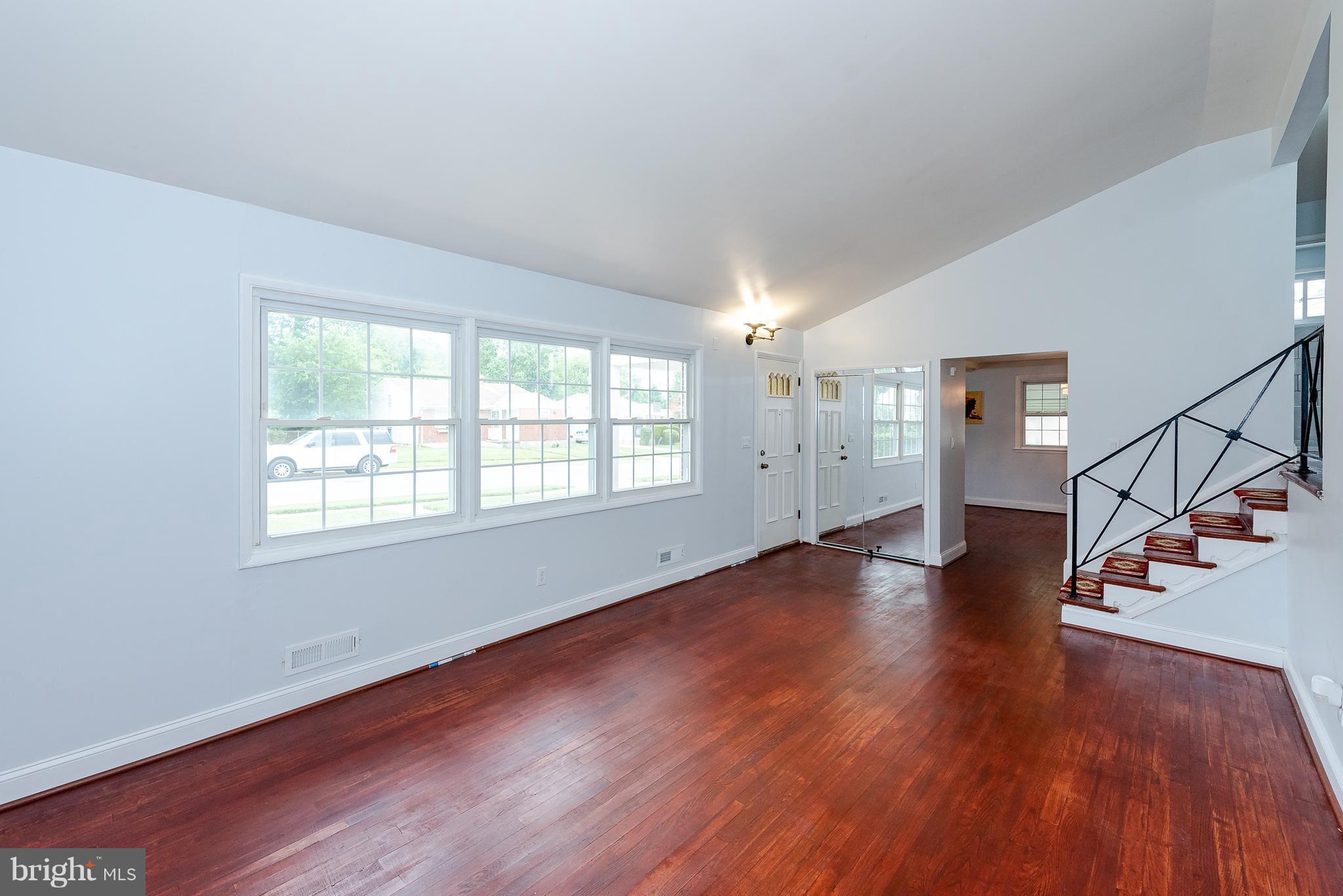 7002 Brompton Road Baltimore, MD 21207 - Photo 4 of 24 Living Room