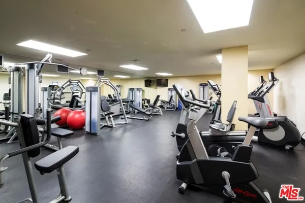 $4,950 | 555 South Barrington Avenue, Unit 405, Los Angeles, CA 90049