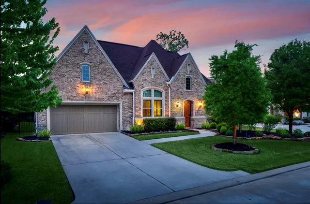 $865,000 | 51 Woodglade Way, Tomball, TX 77375