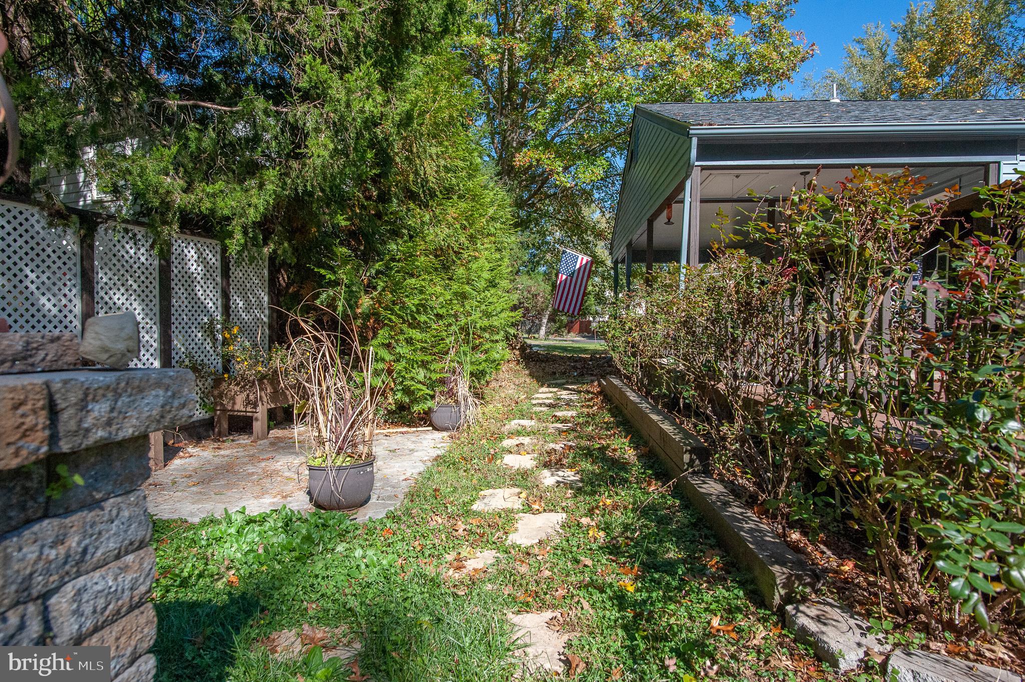 7120 Whetstone Road Alexandria, VA 22306 - Photo 14 of 38 Side Yard