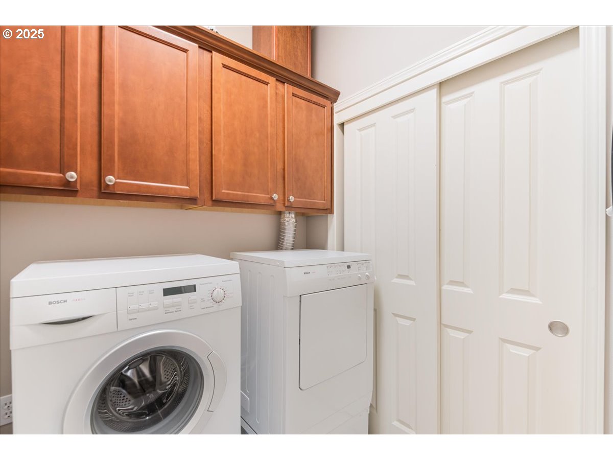 1258 Northwest Shattuck Way, Unit 309 Gresham, OR 97030 - Photo 20 of 33 a utility room with dryer and washer