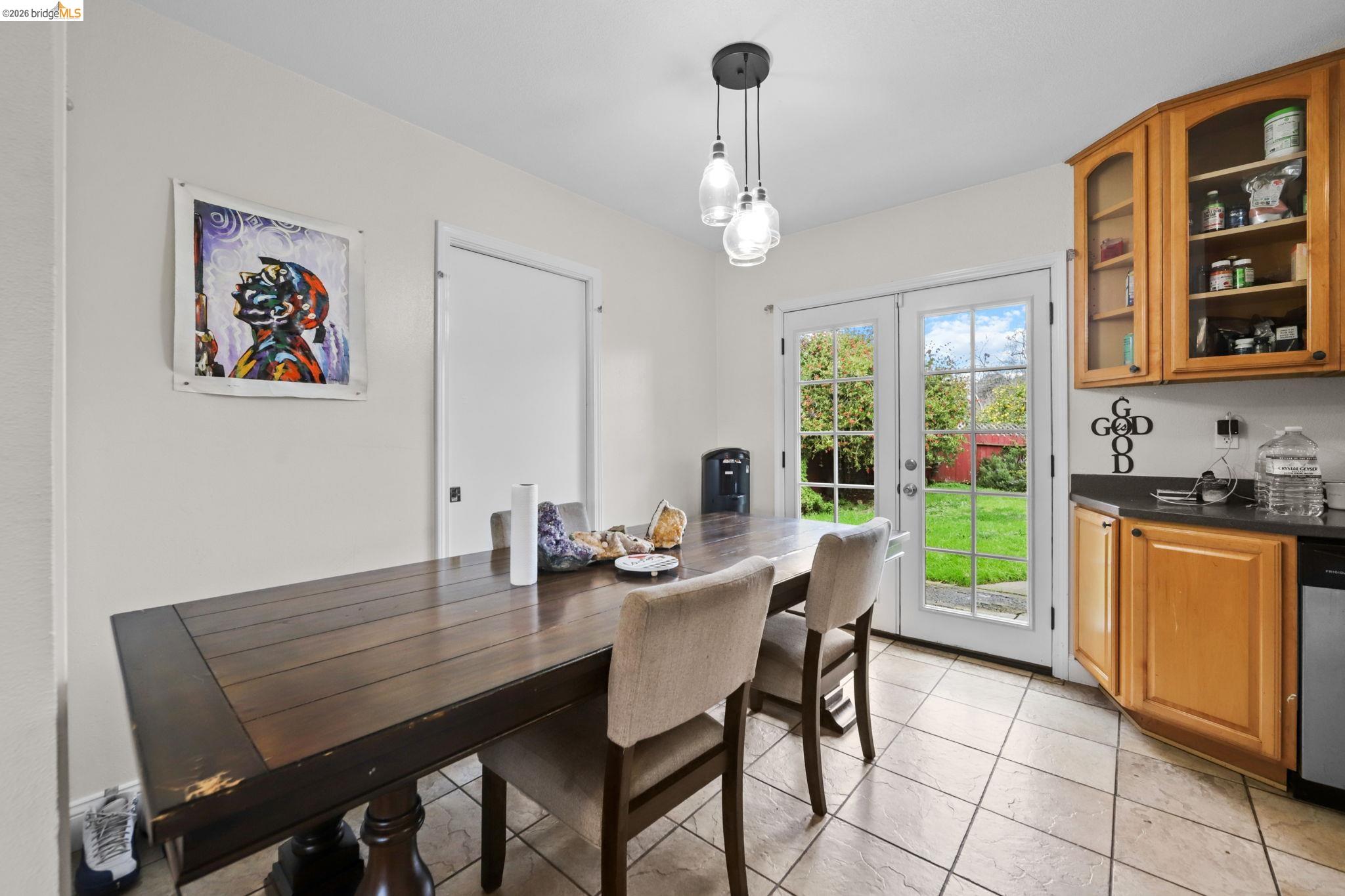 104 Foster Street Vallejo, CA 94591 - Photo 29 of 34 a dining room with furniture and window