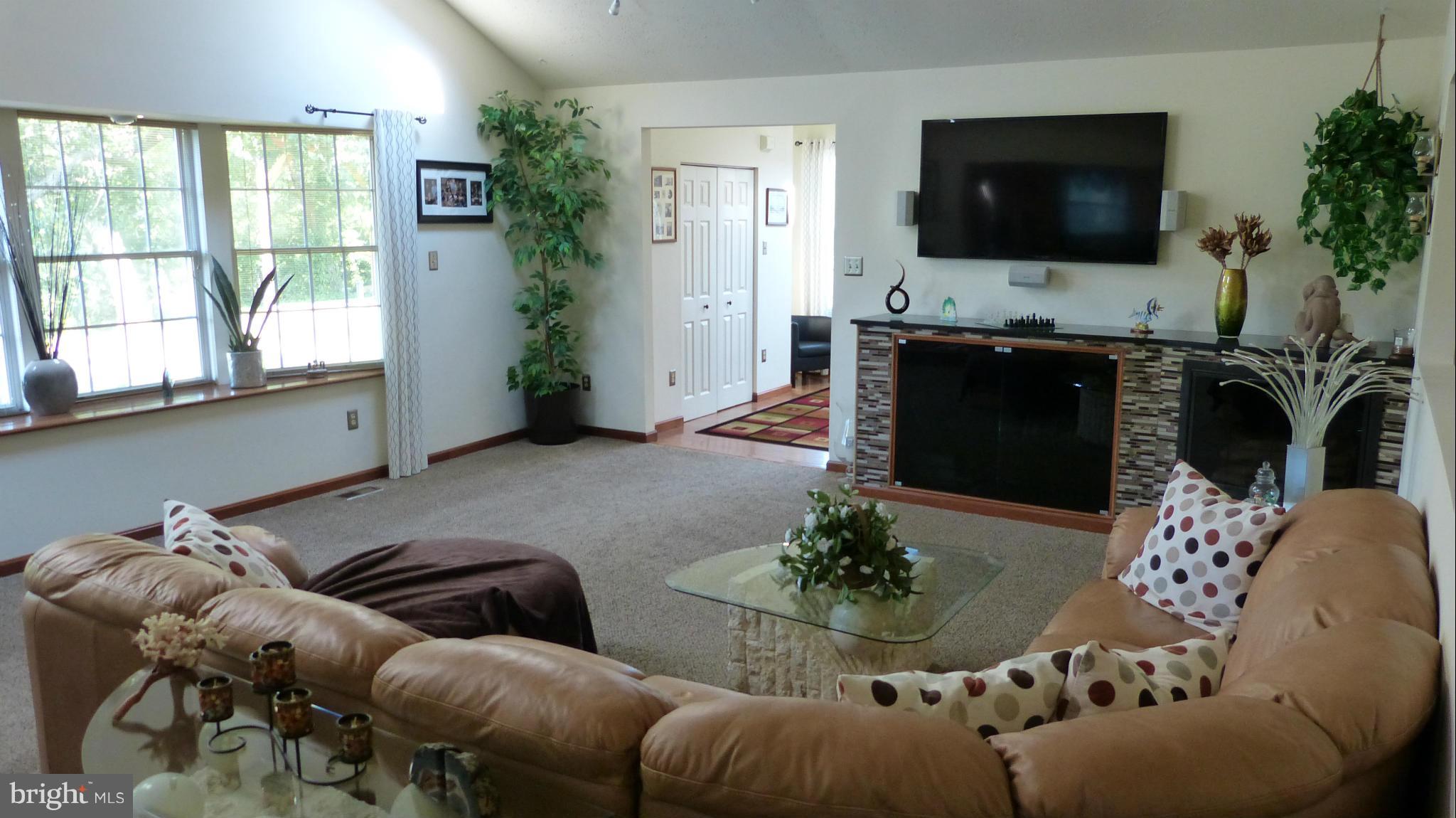 326 Steedman Point Road Pasadena, MD 21122 - Photo 4 of 30 Spacious 18 x 19 Living room