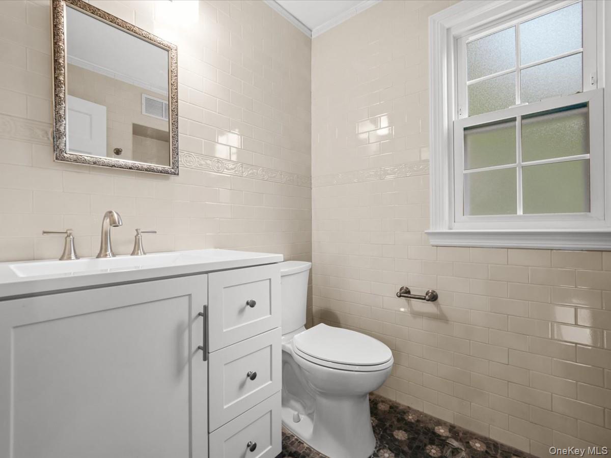 17 Pinewood Road Manhasset, NY 11030 - Photo 21 of 45