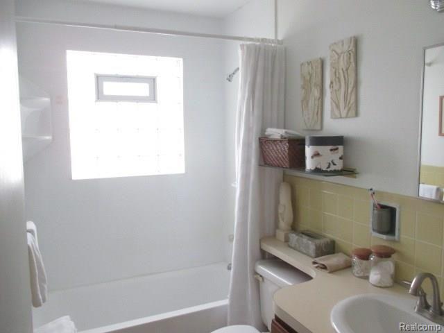 651 Leveque Circle Carleton, MI 48117 - Photo 11 of 17 11.JPG