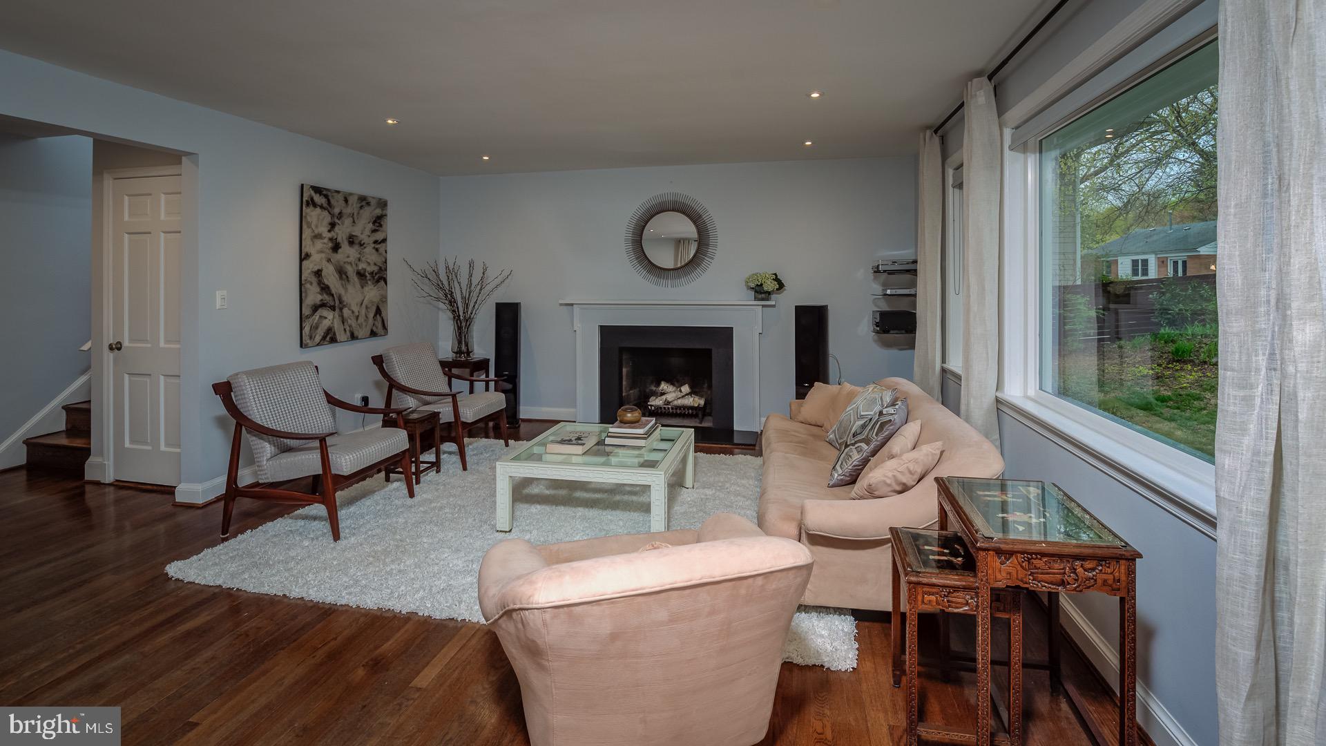 6212 Wedgewood Road Bethesda, MD 20817 - Photo 11 of 38 Living room