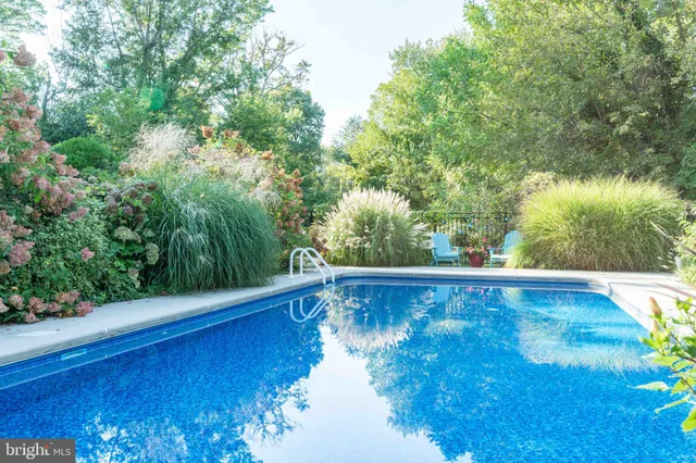 a view of a back yard