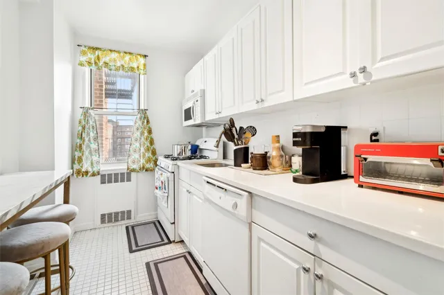 $144,000 | 5635 Netherland Avenue, Unit 4E | North Riverdale