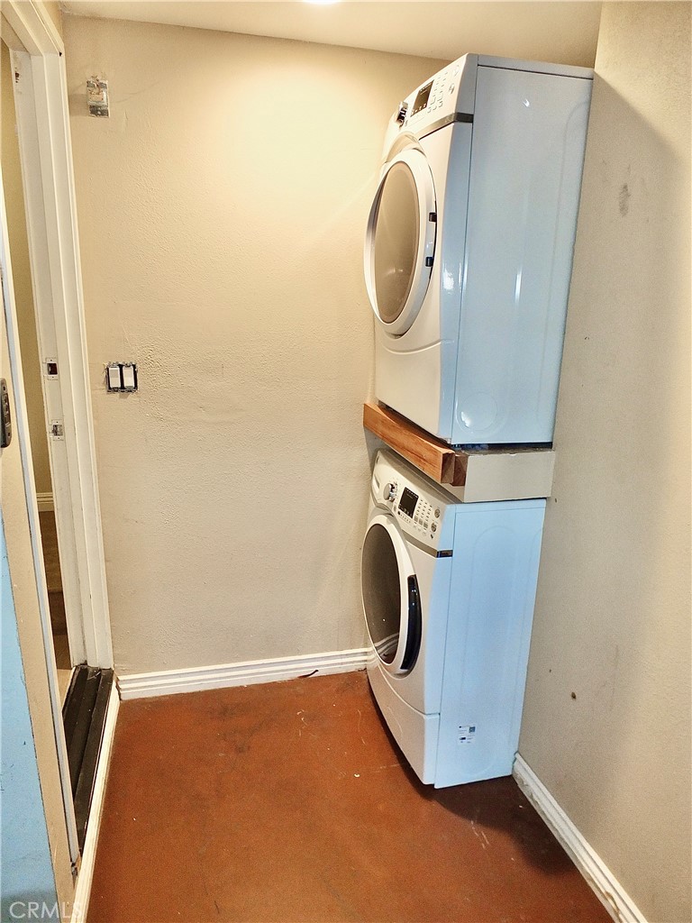 117 West Spring Street, Unit E Long Beach, CA 90806 - Photo 30 of 44 a utility room with dryer and washer