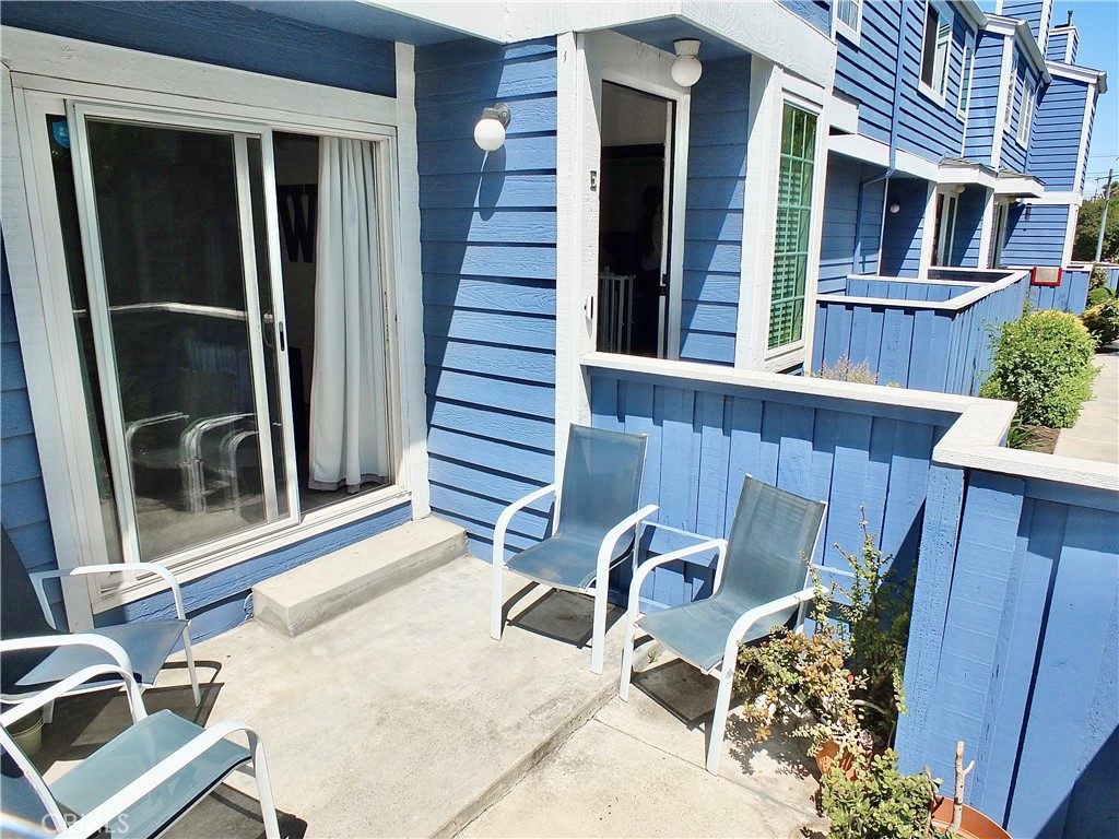 117 West Spring Street, Unit E Long Beach, CA 90806 - Photo 37 of 44 a backyard of a house with outdoor seating