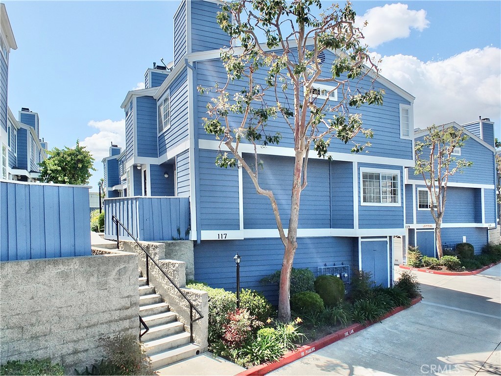 117 West Spring Street, Unit E Long Beach, CA 90806 - Photo 43 of 44 front view of a house with a yard