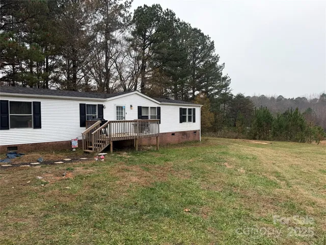 a view of a house with a backyard