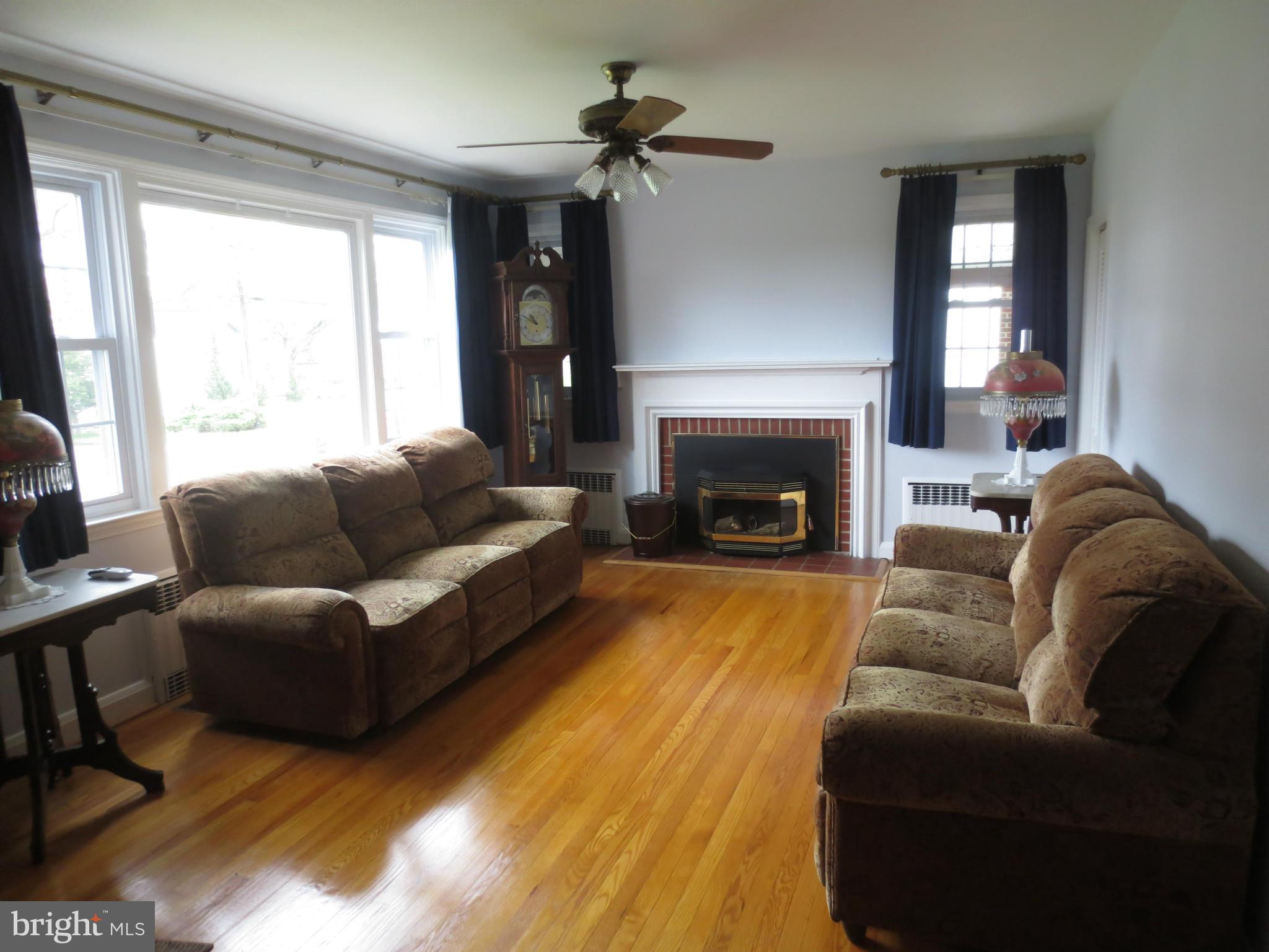 4218 Darnall Road Baltimore, MD 21236 - Photo 6 of 29 Living Room