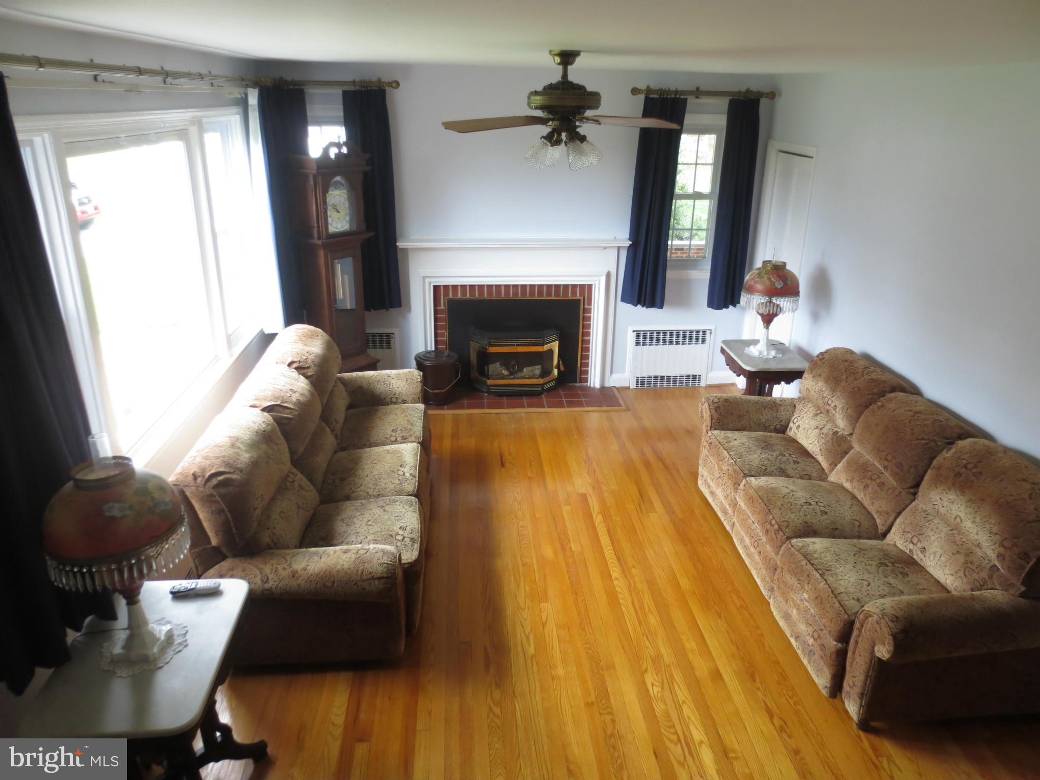4218 Darnall Road Baltimore, MD 21236 - Photo 7 of 29 Living Room