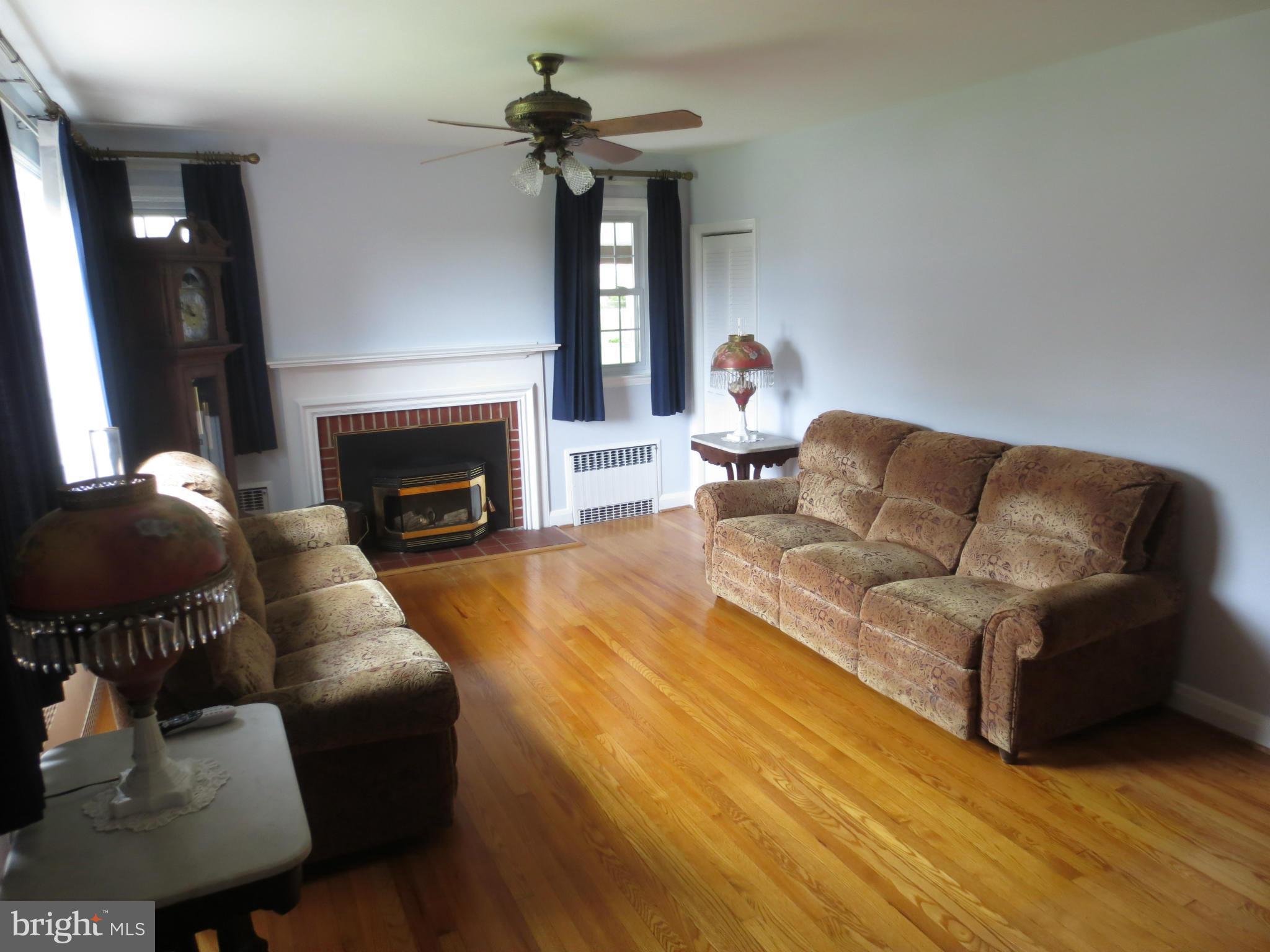 4218 Darnall Road Baltimore, MD 21236 - Photo 10 of 29 Living Room