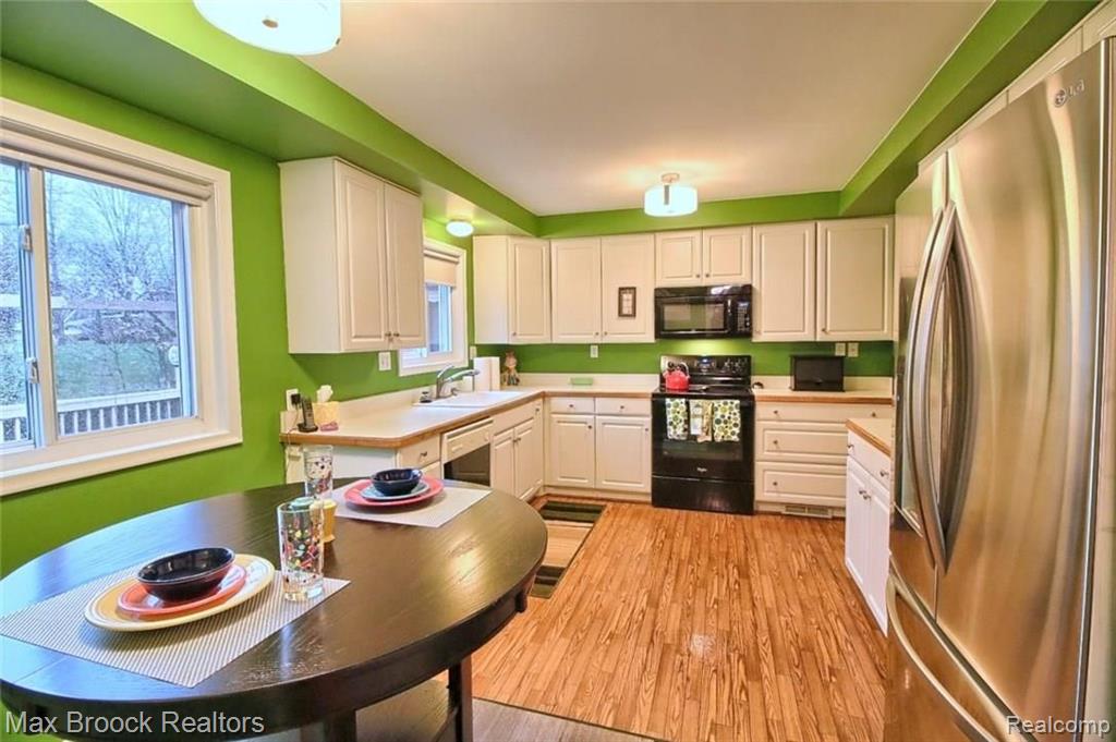 28379 New Castle Road Farmington Hills, MI 48331 - Photo 8 of 24