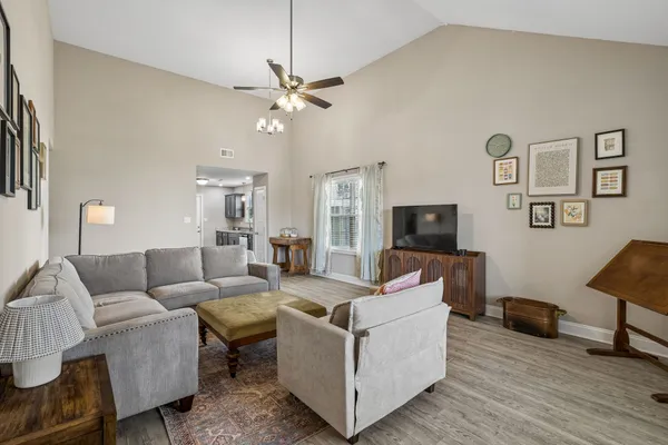 $2,100 | 833 Lutz Lane, Clarksville, TN 37042