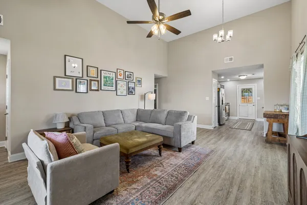 $2,100 | 833 Lutz Lane, Clarksville, TN 37042