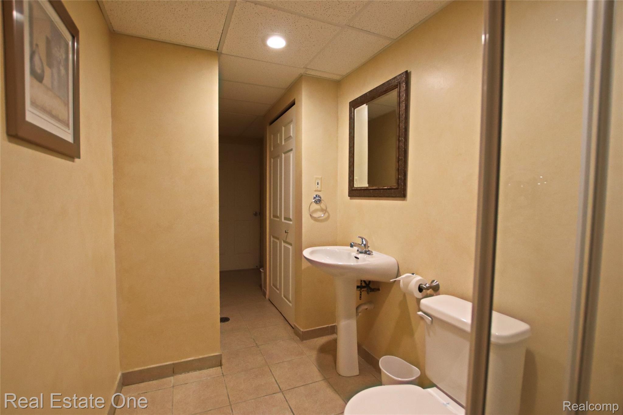 1272 Welland Drive Rochester, MI 48306 - Photo 40 of 53 Large, full size bathroom (w/stand up shower), in basement