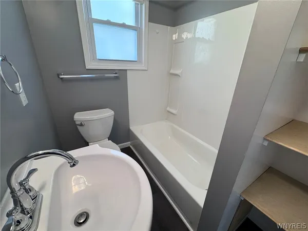 $1,300 | 55 Parkwood Avenue, Tonawanda, NY 14217